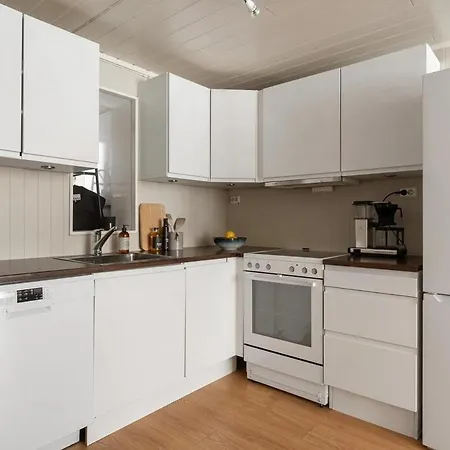 Modern 2 Bedroom In The Heart Of *