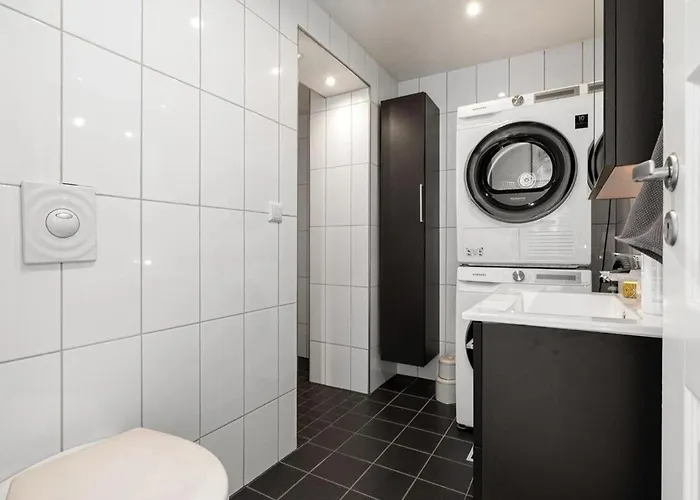 Modern 2 Bedroom In The Heart Of דירה